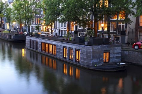 A large shingled houseboat in Amsterdam with a variety of potted plants and patio furniture on the roof. Houseboat Living, Lakefront Living, Lakefront Property, Waterfront Property, Canal Boat, Building Permits, Floating House, Tiny House Movement, Pontoon Boat