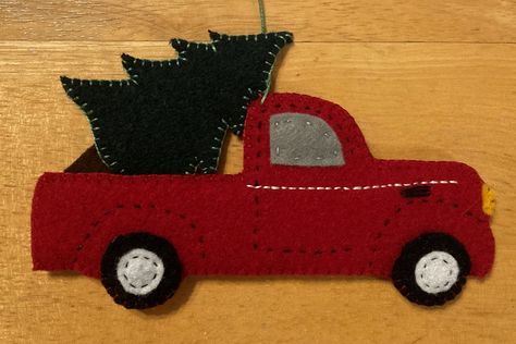 made from free pattern from Downeast Thunder Farm Vintage Truck & Christmas Tree; made with felted wool clothing and some new felt Felt Truck Ornaments, Christmas Truck With Tree, Vintage Truck Christmas, Truck Christmas Tree, Farm Vintage, Felt Christmas Stockings, Farm Projects, Christmas Car, Wool Clothing