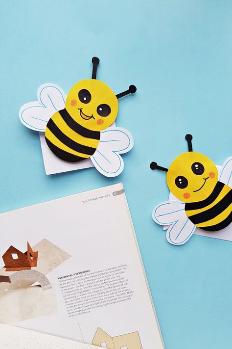 How to Make a Bee Bookmark. This cute DIY bumble bee bookmark is a great kids craft. Plus we have a free printable! Diy Bumble Bee, Bee Bookmark, Bee Template, Diy Bee, Bee Craft, Storytime Ideas, Bee Activities, Pink Marker, Bee Printables