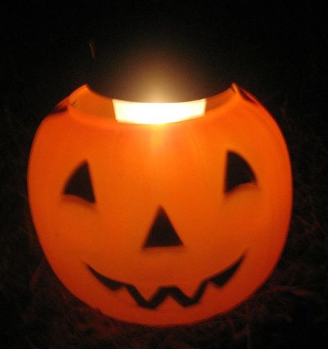 Solar Light Jack O Lantern, Lantern Pathway, Sidewalk Lighting, Driveway Lights, Solar Lights Diy, Driveway Lighting, Plastic Pumpkins, Lawn Lights, Halloween Outdoor