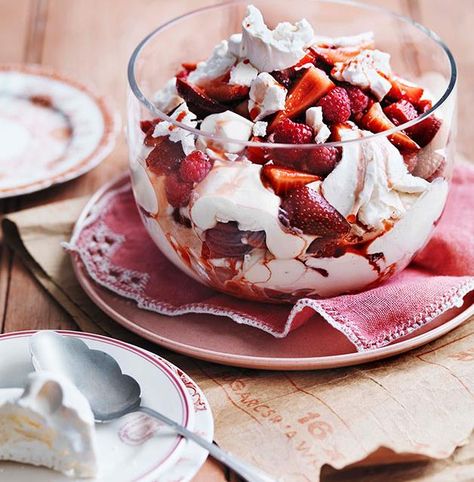 Almond Nougat Recipe, Eton Mess Dessert, Eaton Mess, Pudding Recept, English Desserts, Christmas Roast, Hp Sauce, Eton Mess, Trifle Recipe