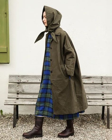 outerwear.webp (570×716) British Fashion Aesthetic, Winter 2025 Fashion Trends, Denim Blanket, Barbour Style, Eclectic Grandpa, Fashion Trend Forecast, Parisienne Chic, Scarf Shirt, Loose Sleeves