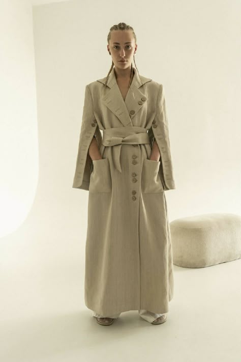 It builds on the classic trench with dynamic lines, luxurious large front pockets, and added details such as the wooden buttons lining the wide lapels. Utility Trench Coat, Trench Coat Inspiration, Unique Trench Coat, Trench Coat Details, Linen Trench Coat, Ramadan 2024, Dynamic Lines, Linen Coat, Casual Luxury