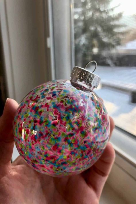 Christmas Ornament For Students To Make, Diy Christmas Ornaments Melted Crayons, Christmas Craft Ornaments For Toddlers, Diy Ornament Ideas Christmas, Ornament Ideas For Preschoolers, Classroom Christmas Ornament Craft, Craft Christmas Ornaments For Kids, Best Homemade Christmas Ornaments, Student Ornament Ideas