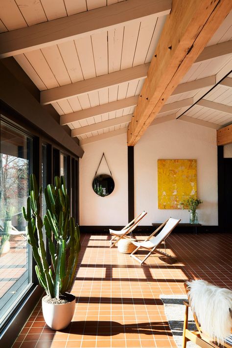 GRT Architects revitalises mid-century house in Upstate New York Best Indoor Trees, Interior Design Minimalist, Hudson Homes, Indoor Trees, Radiant Floor Heating, Terracotta Tiles, Boho Interior, Mid Century House, Design Layout