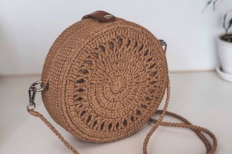 Raffia Crochet, Womens Crochet Patterns, Crochet Tote Bag, Round Bag, Crochet Round, Raffia Bag, Crochet Tote, Bags Tutorial, Bag Crochet