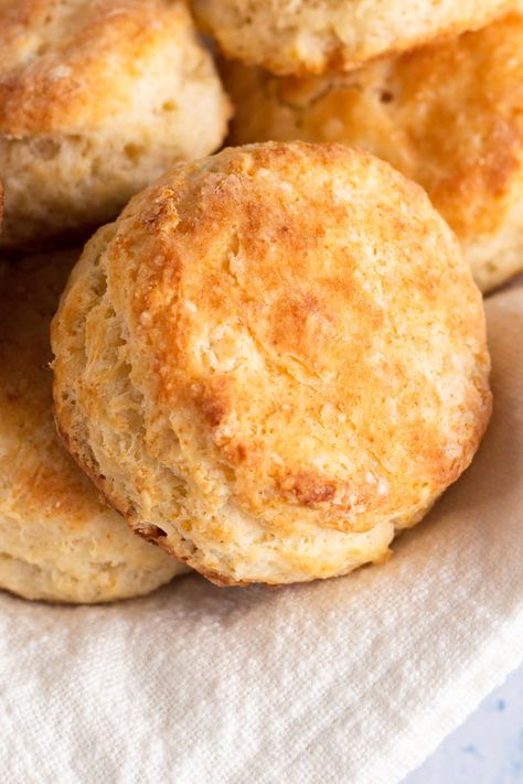 All you need are 6 ingredients, one bowl, and 30 minutes to make these buttery, soft, and flaky buttermilk biscuits from scratch. This quick and easy biscuit recipe makes a small batch of just 6 delicious, homemade biscuits. Biscuits Small Batch, Buttermilk Biscuits From Scratch, Easy Buttermilk Biscuits, Quick Biscuits, Buttermilk Biscuits Easy, Easy Biscuits, Buttermilk Scones, Biscuits From Scratch, Easy Biscuit