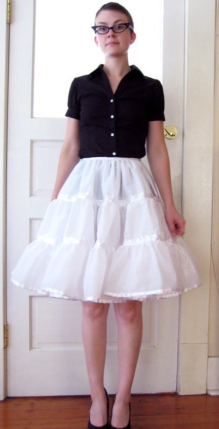 Tutorial HOW TO MAKE A PETTICOAT | Shizuka-Cosplay Meme Costume, Gonna In Tulle, Vestidos Retro, Sewing Skirts, 1950s Dress, 1950s Fashion, Lolita Fashion, Sewing Patterns Free, Free Sewing