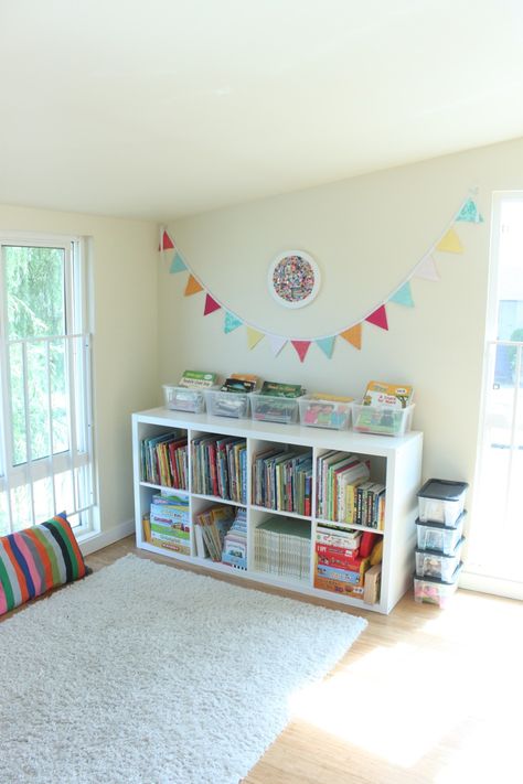 Kids Book Shelf Ideas, Playroom Banner, Organized Bookshelf, Colorful Banner, Basement Playroom, Girls Playroom, Storage Cubes, Toy Room, Playroom Storage