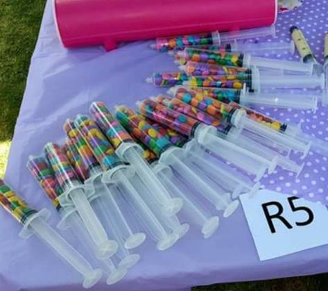 Intrepeneursdag Idees, Pharmacist Party Ideas, Liverversary Party, Markdag Idees, Medical School Graduation Party Ideas, Doctor Craft, Medical Themed Parties, Nurse Graduation Party Decorations, Science Themed Party