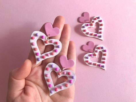 These white confetti heart earrings add a girly, kawaii feeling to any outfit. They are equal parts princess and glam. Y2k aesthetic. Made from polymer clay. Glam Y2k, Jewelry Princess, Earrings Y2k, Aesthetic Earrings, Pink Heart Earrings, Girl Earrings, Diy Earrings Polymer Clay, Aesthetic Girly, White Confetti