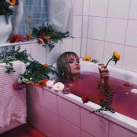 Bathtub Women, Bonnie Strange, Bathtub Photography, Flower Bath, Photography Competitions, Photoshoot Concept, Shooting Photo, Cinematic Photography, Pose Reference Photo