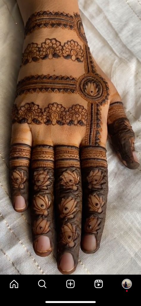 Sona Mistry Mehndi Designs, Mahandi Design Hands, Minimal Mehandi, Designer Mehendi, Table Sketch, Short Mehndi Design, Mehendi Artist, Mehandi Art, Indian Mehndi Designs