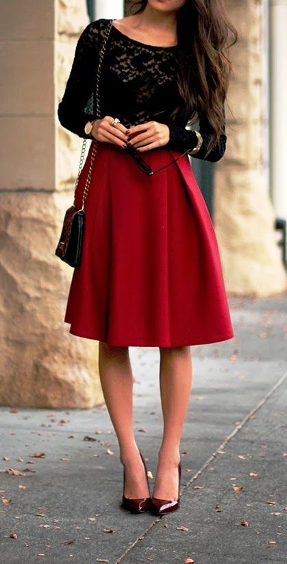 Romantic combination red long skirt and black lace top. #Classy #Lace #FabulousAsIWear Red Long Skirt, Rok Outfit, Weekend Mode, Mode Tips, Burgundy Skirt, Retro Pin Up, Legging Outfits, Red Skirt, Lace Top Long Sleeve