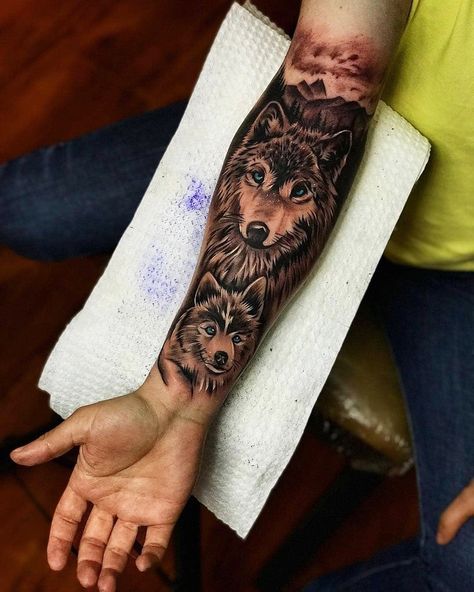 Wolf Girl Tattoos, Wolf Tattoo Forearm, Small Wolf Tattoo, Wolf Tattoo Sleeve, Kunst Tattoos, Inspiration Tattoos, Wolf Tattoo Design, Geniale Tattoos, Arrow Tattoo