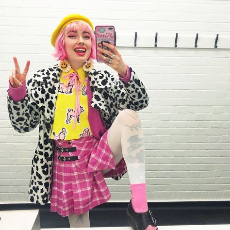 Elizabeth Whibley, Smiley Daisy, Maximalist Outfits, Funky Outfits, Funky Earrings, Quirky Fashion, Instagram Look, Daisy Earrings, Alt Fashion