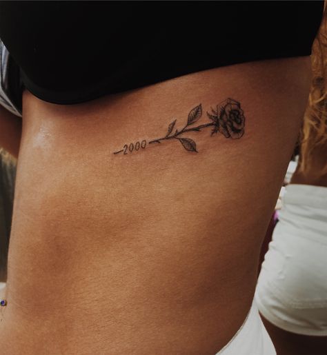 Rose And Year Tattoo, Rose On Ribs Tattoo, Rose Tattoo Side Rib, Rose With Date Tattoo, Rib Tattoo Ideas Female, Irreplaceable Tattoo, Birthday Tattoos For Women, Rose Tattoo On Ribs, Tattoo Brazo Mujer