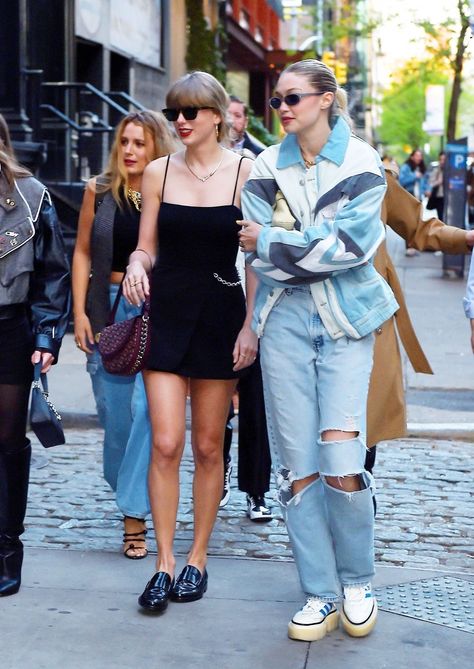 Taylor Swift Photos on Twitter: "Taylor Swift out to dinner at Zero Bond with Gigi Hadid, Blake Lively, and the Haim sisters in New York yesterday. https://t.co/J2xY1QorPc" / Twitter Taylor Swift Paparazzi 2023, Blake Lively 2023, Taylor Swift And Blake Lively, Taylor Swift Street Style 2023, Haim Sisters, Taylor Swift Photos, Taylor Swift Street Style, Taylor Outfits, Celeb Fashion