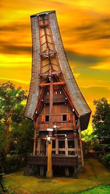 Amazing Toraja Archi charisma design Strange Architecture, Tana Toraja, South Sulawesi, Crazy Houses, Awesome Architecture, Unusual Buildings, Unusual Homes, Wooden Structure, Interesting Buildings