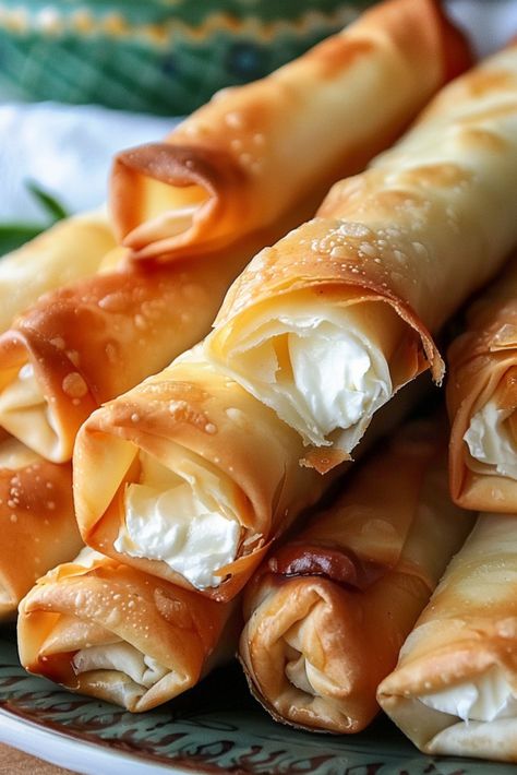 Cheese Rangoon Recipe, Rangoon Rolls, Cream Cheese Rangoon, Cheese Rangoon, Baked Wontons, Baked Cream Cheese, Wonton Wrapper Recipes, Rangoon Recipe, Cream Cheese Roll Up