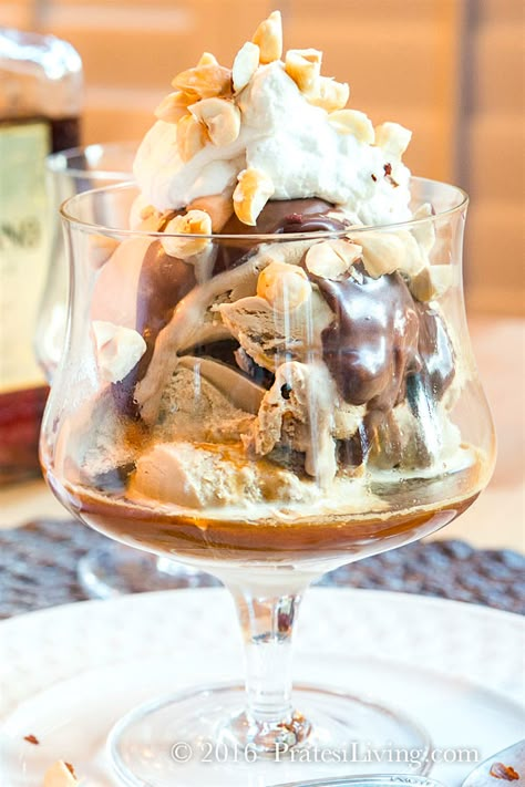 The Best Affogato – An Italian Dessert – Pratesi Living Gelato Dessert Ideas, Affogato Bar Wedding, Afogato Desserts, Tiramisu Affogato, Affogato Dessert, Coffee Affogato, Affogato Recipe, Affogato Coffee, Heath Bar