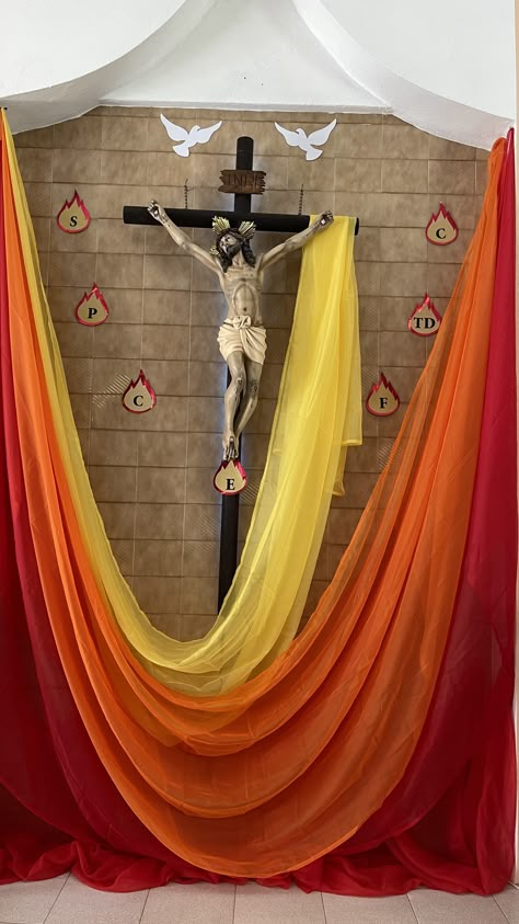 Pentecost Sunday, Alter Decor, Church Christmas Decorations, Church Altar Decorations, Catholic Altar, Church Easter Decorations, Altar Flowers, Christian Crafts, Church Stage