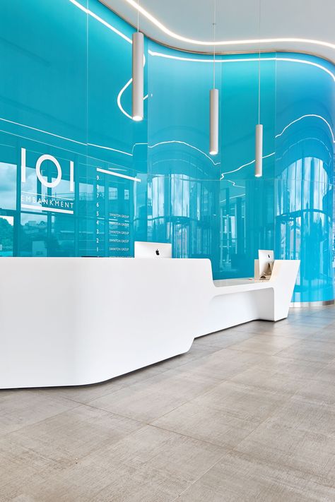 Large configuration of the Mono reception desk on site at 101 Embankment, Manchester. The space, designed by Flanagan Lawrence, achieved a BREEAM rating of excellent and also won a number of awards including the RIBA North West Regional Award. Blue Reception Desk, Blue Reception, Pizzeria Design, Dental Office Design Interiors, Blue Lounge, Work Office Decor, Hospital Interior, Glass Office, Dental Office Design