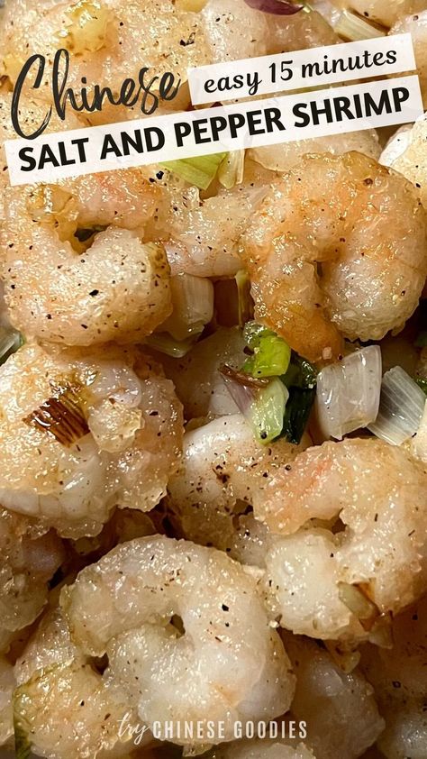 You'll only need 15 minutes for these pan-fried Chinese salt and pepper shrimp. They aren't deep fried, which makes this dish low in calories and carbohydrates. The shrimp are full of garlic, black pepper and scallions. It's a great dish that goes well with beer or white wine. Salty Shrimp Recipes, Air Fryer Salt And Pepper Shrimp, Black Pepper Shrimp Chinese, Seafood Chinese Recipes, Seafood Delight Chinese, Asian Shrimp Dishes, Salt And Vinegar Shrimp, Salt And Pepper Shrimp Recipe, Things To Make With Shrimp