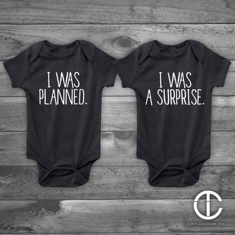 "I Was Planned, I Was a Surprise" Twins Instagram, Twin Baby Clothes, Funny Baby Shower Gifts, Twin Onesies, Funny Baby Boy, Black Onesie, Drinking Buddies, Shower Bebe, Twin Babies