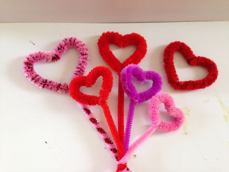 Pipe cleaner hearts Quick Valentine Crafts, Pipe Cleaner Heart, Craft Pipe Cleaner, Pipe Cleaner Animals, Pipe Cleaner Art, Clean Flowers, Pipe Cleaner Flowers, Glue Craft, Diy Pipe