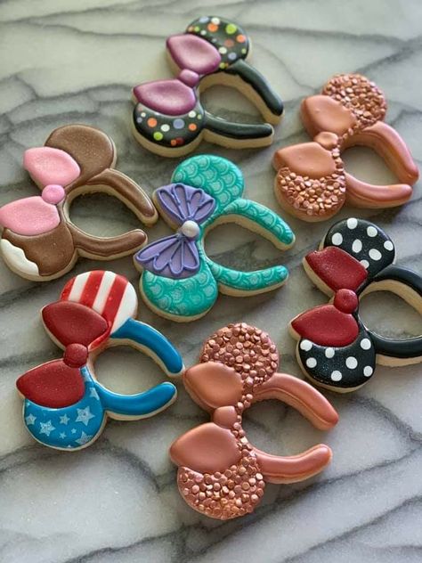 Cupcakes Minnie Mouse, Story Logo, Disneyland Birthday, Disney Cookies, Sugar Cookie Designs, Pretty Cookies, Disney Cakes, Disney Birthday, Cookie Inspiration