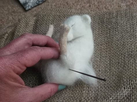 Love, Mrs Plop: How to make needle felted legs & feet for a sleeping mouse Needle Felted Mice, Sleeping Mouse, Felted Mice, Needle Felting Tutorials, Felt Mouse, Needle Felting Kits, Needle Felting Projects, Felting Tutorials, Miniature Animals