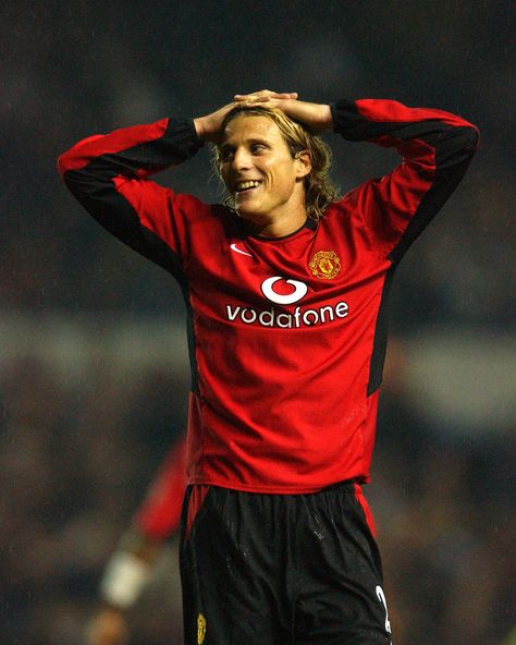 Diego Forlan arrived at @manutd in January 2002 and, despite taking time to settle, scored some memorable goals including a brace against Liverpool at Anfield. English Football Stadiums, David Beckham Manchester United, Diego Forlan, Manchester United Images, Soccer Legends, United Wallpaper, Soccer Highlights, Manchester United Team, Manchester United Wallpaper