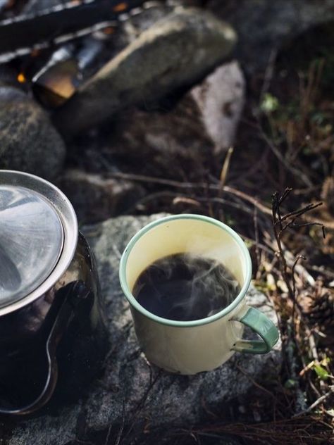 Mountain Cowboy, Camping Coffee Maker, Aesthetic Camping, Camping Inspiration, Perfect Cup Of Coffee, Camping Photography, Tea And Books, Camping Coffee, Breakfast Tea