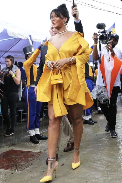 Rihanna rocks Jacquemus Le Chiquito bag in Barbados Jacquemus Bag Outfit, Rihanna Outfits, Estilo Swag, Jacquemus Bag, Rihanna Style, Monochrome Outfit, Rihanna Fenty, Street Style Trends, Mellow Yellow