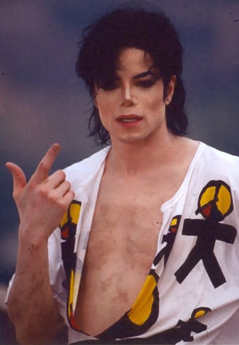 Look at his skin. This is when he was in Rio de Janeiro making They Dont Care About Us with Spike Lee. Michael Jackson They Dont Care About Us, Robot Dance, Skin Grafting, Hee Man, Joseph Jackson, Photos Of Michael Jackson, King Of Pop, Skin Disorders, Michael Jackson Pics