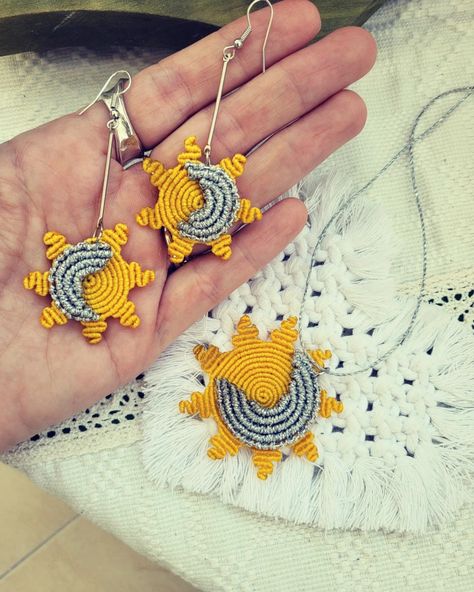 Sun And Moon Macrame Diy, Sun Moon Crochet, Diy Earrings Crochet, Macrame Sun, Macrame Knots Tutorial, Witchy Crafts, Macrame Patterns Tutorials, Micro Macramé, Macrame Earrings