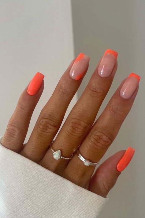 square nails - summer nails Hot Orange Nails, Acrylic Nails Bright, Coral Nail Designs, Summer Nails Coral, Pretty Nail Ideas, Simple Nail Art Ideas, Neon Coral Nails, Coral Nails With Design, Acrylic Dip Nails