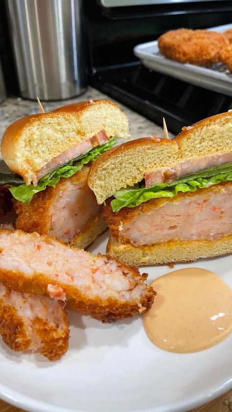 nuocmamafoods on Instagram: Crispy Ebi/Shrimp Katsu Burger My little people finally gave me 10 out of 10 for this recipe. I hope you enjoy them as much as my little… Fish Katsu, Umami Burger Recipe, Shrimp Katsu Burger, Ebi Burger, Katsu Curry Wagamama, Seafood, Sandwiches, 10 Things