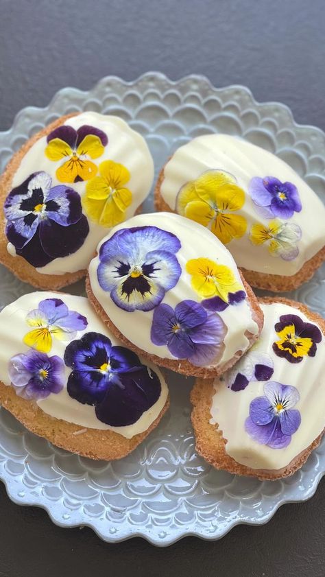 Floral Treats, Flower Garnish, Eatable Flowers, Floral Recipes, Cookies Flowers, Foodie Aesthetic, Madeline Cookies, Food Reels, Edible Flowers Recipes