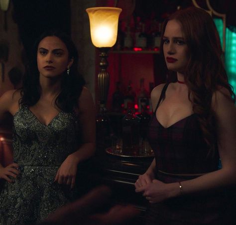 Cheryl Blossom And Veronica Lodge, Cheryl And Veronica, Riverdale Veronica, Descendants Characters, Cami Mendes, Riverdale Cheryl, Cw Dc, Veronica Lodge, Madelaine Petsch