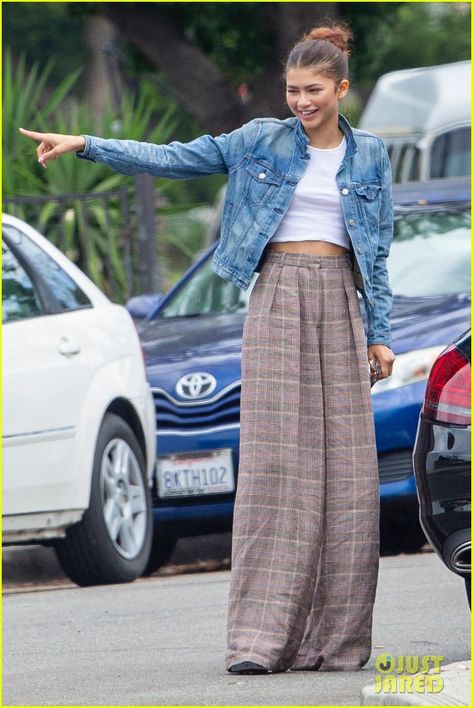 Zendaya Fashion Casual, Zendaya Outfits Casual, Zendaya Style Street, Cropped Denim Jacket Outfit, Zendaya Aesthetic, Zendaya Street Style, Zendaya Dress, Zendaya Outfits, Zendaya Style