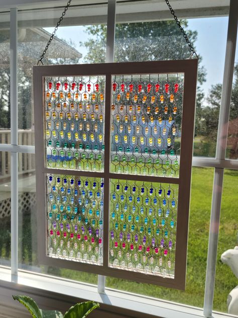 Window Pane Art, Beaded Ornaments Diy, Chicken Wire Crafts, Beaded Suncatcher, Teacher Projects, Diy Suncatchers, Window Crafts, Early Autumn, Diy Home Furniture