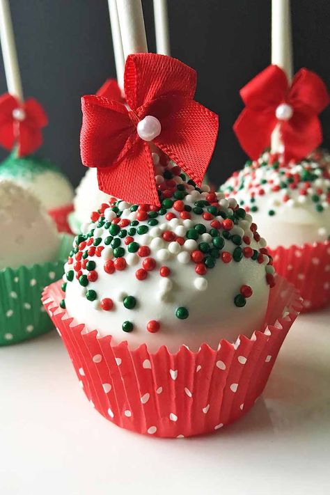 With a rich red velvet cake base and colorful sprinkles, the whole family will have fun making these. Get the recipe and step-by-step instructions now on Foodal. #cakepops #holidayrecipes #foodal Elegant Christmas Cake, Christmas Cake Pops Recipe, Christmas Cakes Easy, Icing Recipes, Cake Pop Decorating, Snowman Cake, Christmas Cake Pops, Cake Pop Recipe, Xmas Cake