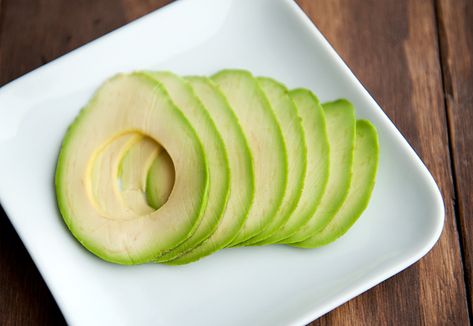 How to slice an avocado perfectly -- so much better for sandwiches than the wedges I wind up making!! Cut Avocado, Avocado Uses, Sushi Bars, Avocado Slices, Health Desserts, Avocado Recipes, Tempura, Fruits And Veggies, I Love Food