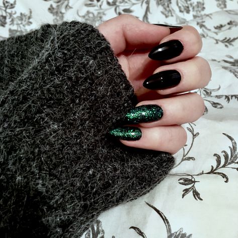 Black With Green Sparkle Nails, Black Nails Green Glitter, Black Sparkle Halloween Nails, Nye Glitter Nails, Black Nails With Green Glitter, Dark Green Glitter Nails, Black Sparkle Nails, Emo Nails, Black Glitter Nails