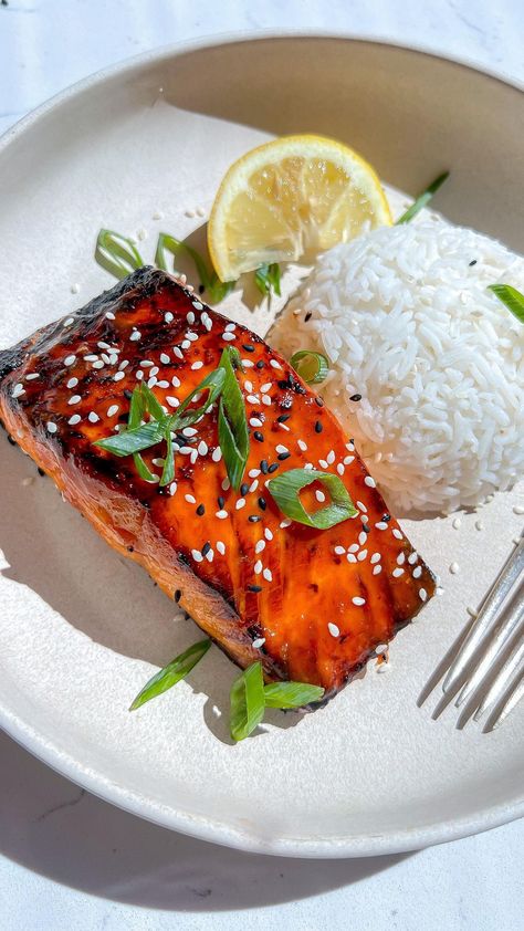 Nadia Aidi on Instagram: "Smoked Salmon Potato Pizza or Giant Rösti? This was inspired by the classic bagels and lox but swapping cream cheese for labneh and salmon & latkes as well. Honestly it is freaking delicious 👌🏻❤️ this was one of my first ever viral videos and honestly I felt like it deserved another share! Ingredients: •2-3 large yukon gold potatoes. •1 tbsp melted butter. •1 tbsp olive oil. •Salt and pepper to taste. •labneh or créme fraîche to taste. •smoked salmon to taste. •... Smoked Salmon Potato, Miso Salmon Recipe, Spicy Salmon Sushi, Salmon Capers, Salmon Meatballs, Salmon Sushi Rolls, Miso Glazed Salmon, Salmon Filets, Miso Salmon