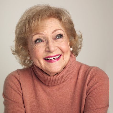 Betty White (1922-2021): Thank You for Being a Friend Betty White Young, Betty White Birthday, Ingenue Essence, Daily Prophet, Being A Friend, Zest For Life, Fav Celebrities, Betty White, Bookish Things