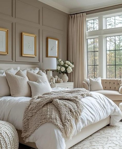 Bed Ideas Neutral, White Neutral Bedroom Ideas, Medium Bedroom Designs, Trendy Master Bedrooms 2024, Brown Primary Bedroom, Relaxing Primary Bedroom, Bedroom Inspirations Cream, House Inspo Bedroom, Soft Bedroom Aesthetic Master