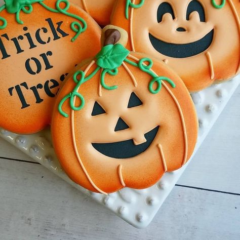 Decorated Halloween Cookies, Jack O Lantern Cookies, Pasteles Halloween, Box Cookies, Pumpkin Cutouts, Cookie Decorations, Halloween Cookies Decorated, Halloween Sugar Cookies, Thanksgiving Cookies